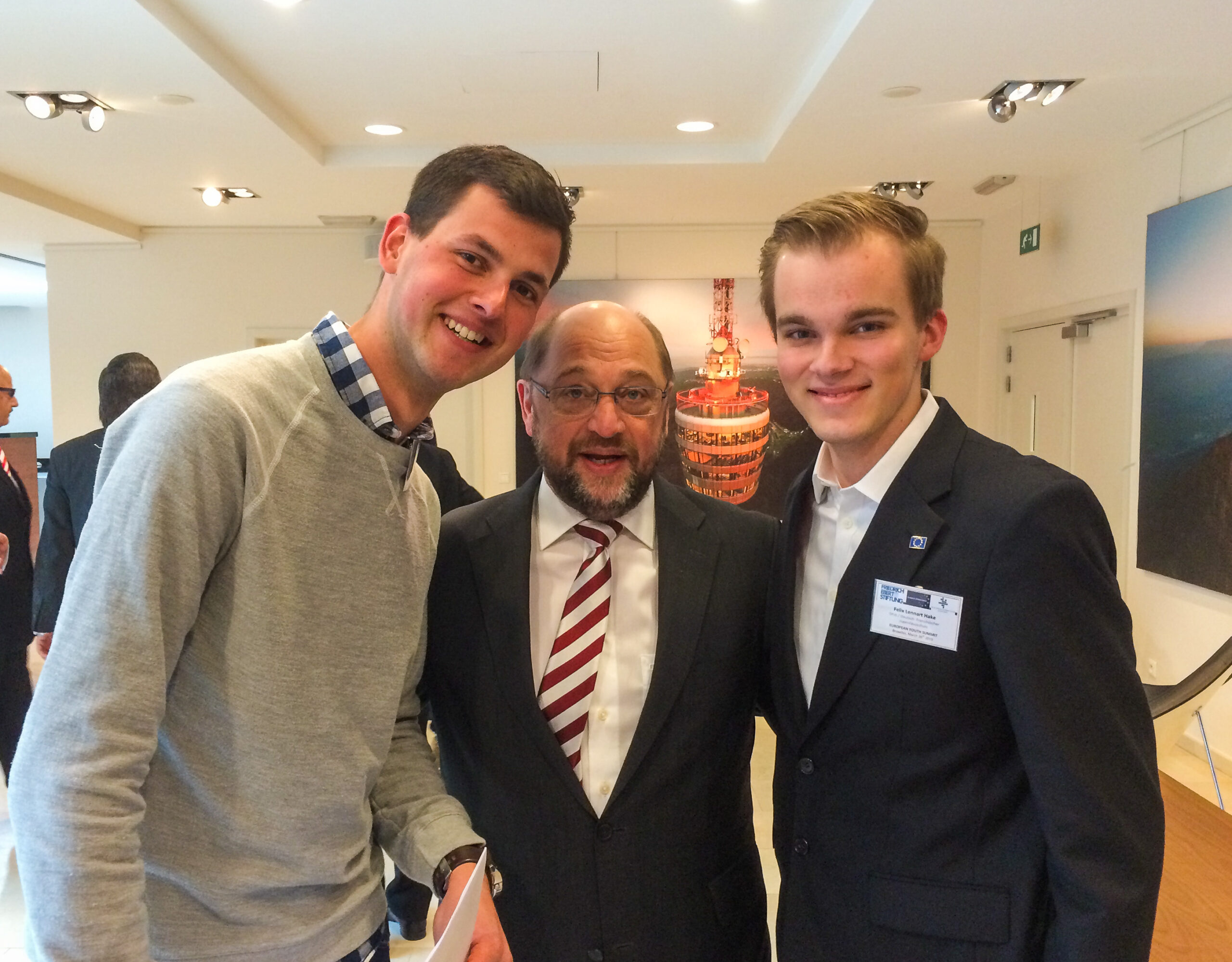 Am Donnerstag in Brüssel: EU-Parlamentspräsident Martin Schulz mit Felix Lennart Hake (r.) vom Freundeskreis Holzwickede-Louviers und Robin Miska (l.), ebenfalls Gründungsmitglied des Deutsch-Französischen Jugendausschusses.