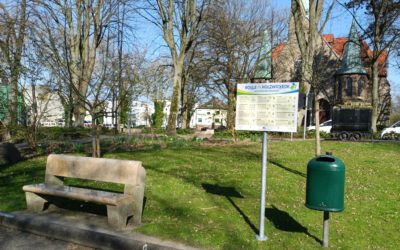 Anleitungstafeln zum Boule-Spiel aufgestellt